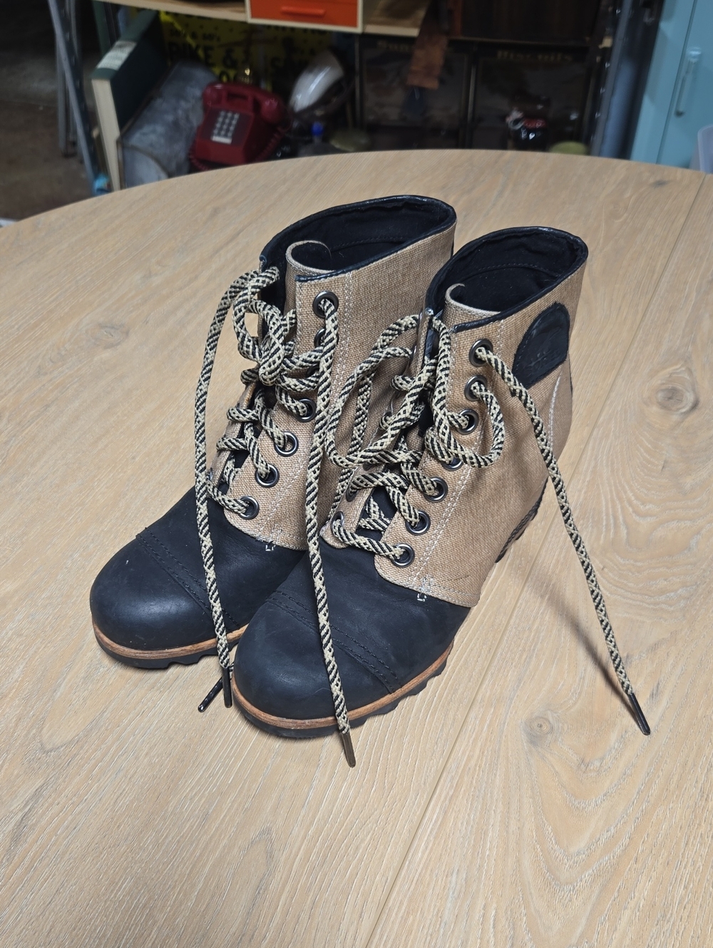 Winter Sorel Two-Tone Lace-Up RUBBER TOE Boots in Tan and Black